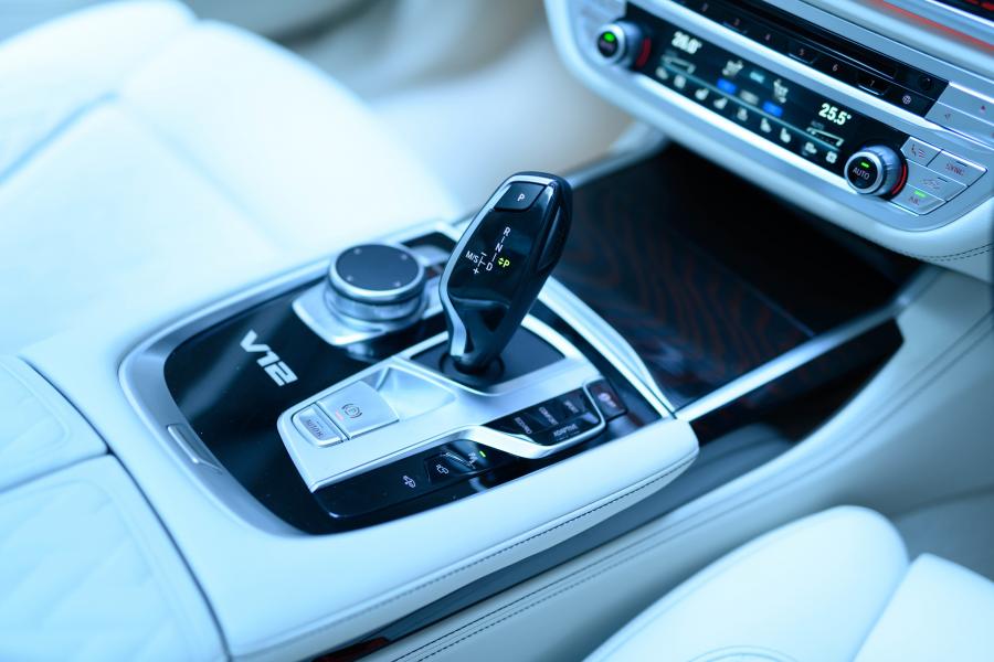 Детали интерьера BMW M760Li xDrive (G12) 2019 года  (JP) (фото 20 из 21)
